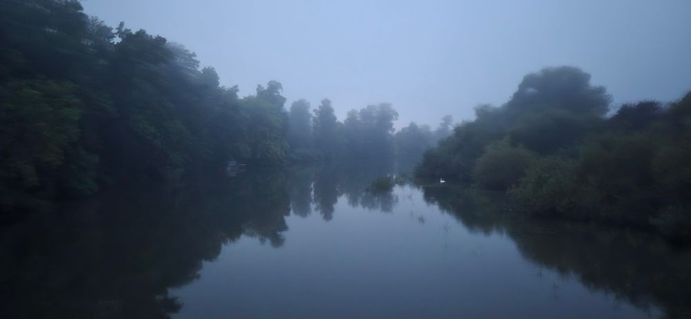Ein Fluß am frühen Morgen nach und vor dem Regen, selbst dann meine Powerbank 💪