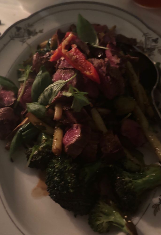 Thai-inspirerad lammfilé med brocolli och vaxbönor.