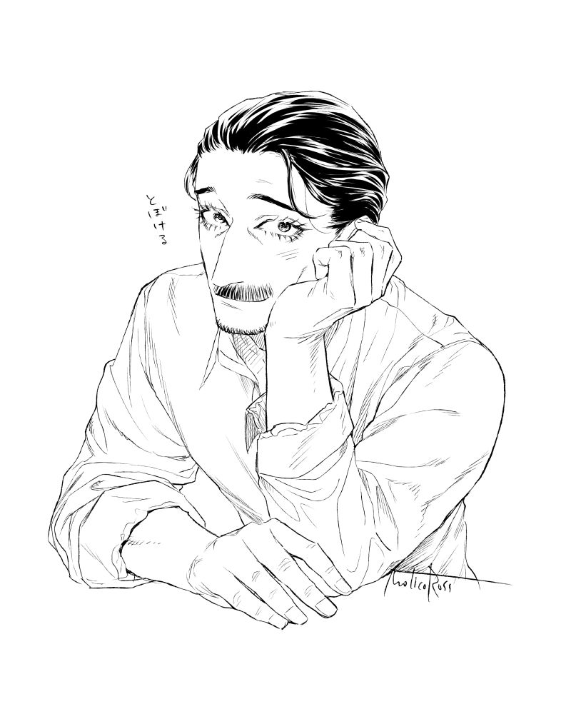 テーブルに肘をついて上目遣いになってとぼけるおじさん。