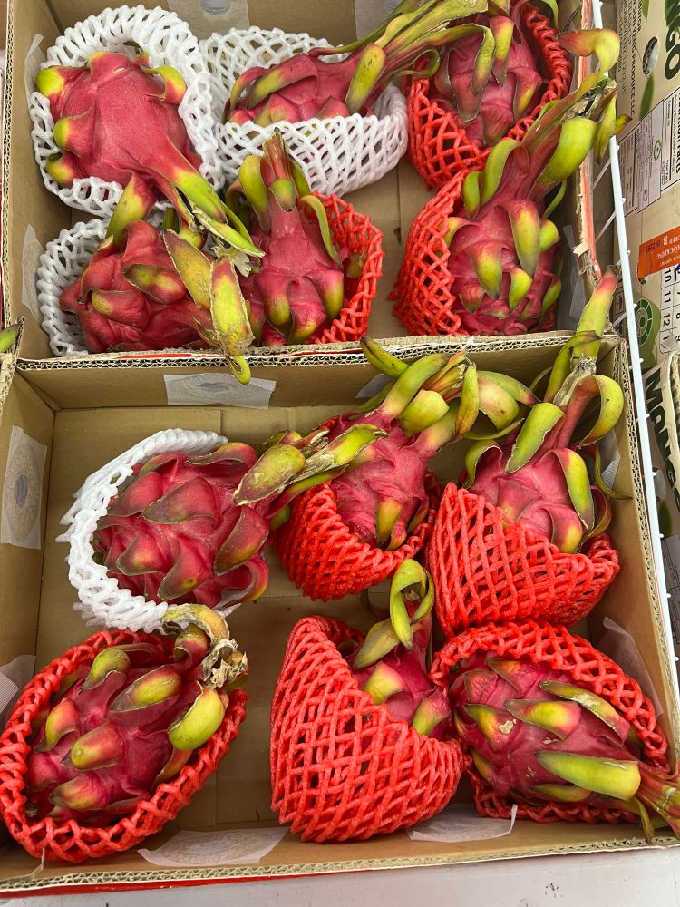 Large dragonfruits in a box