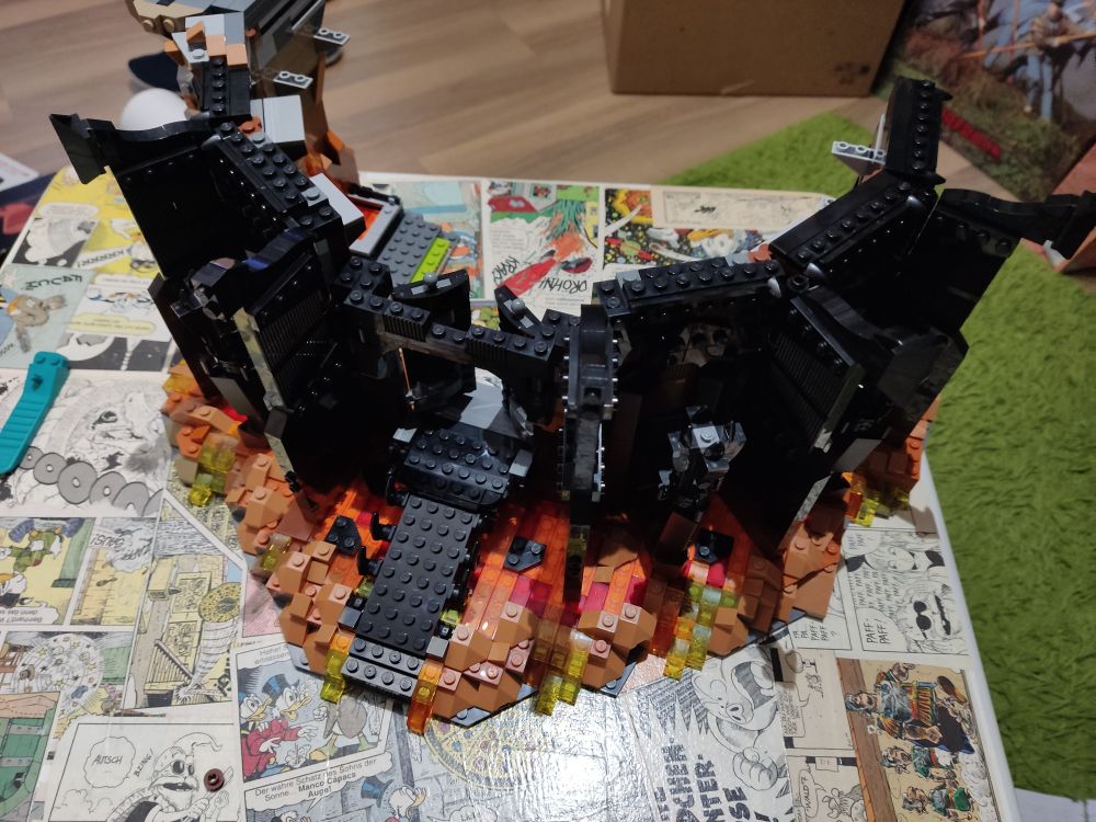 Picture from above of the base, slightly angled. It's a half circle. I guess the rest stayes open as there will be interior decorating going on later. 