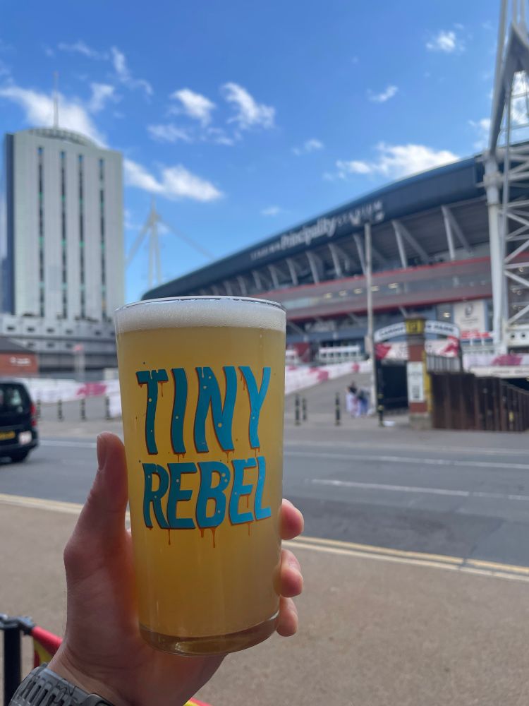 Une pinte de bière Tiny Rebel devant le Principality Stadium à Cardiff