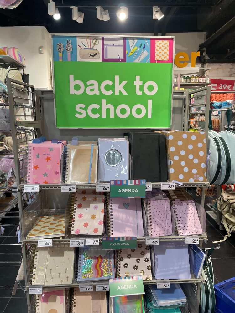 Un rayon “back to school” chez Hema alors qu’on est même pas le 1er juillet non mais franchement.