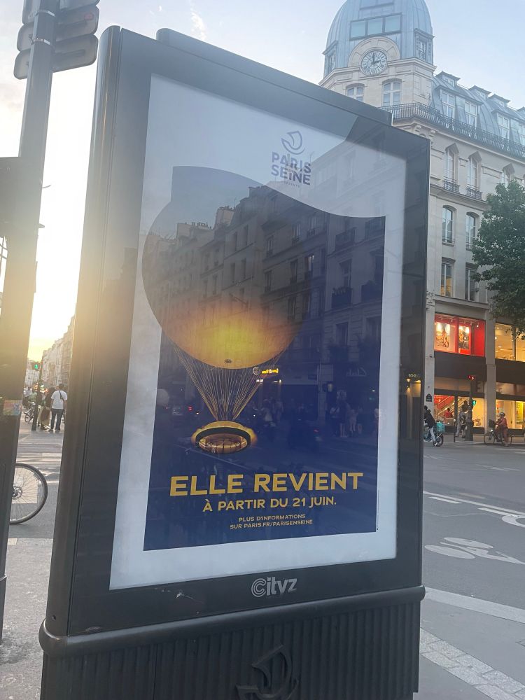 Une affiche à Paris avec la vasque olympique et le message “elle revient”
RENDEZ VOUS COMPTE