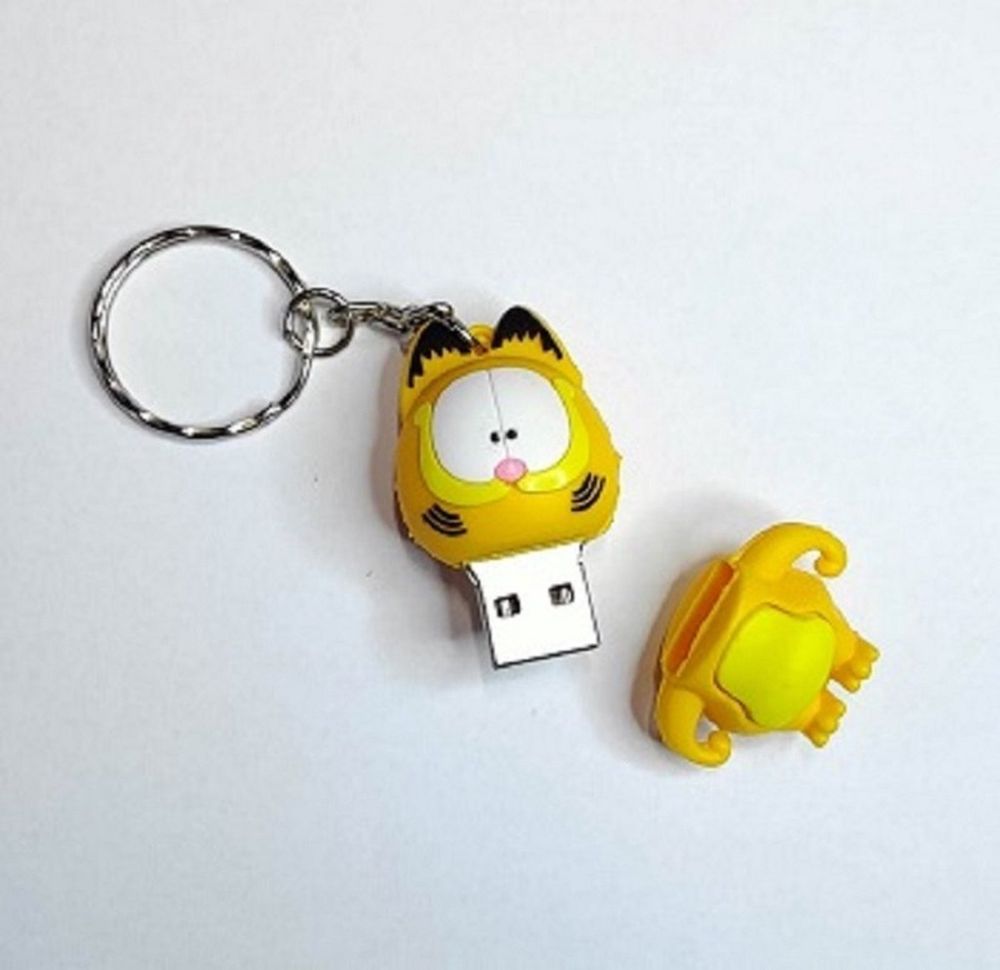 Une clé usb garfield. La tête contiens la clé usb et le corps sert de capuchon. Elle est séparée et posée sur un fond blanc
