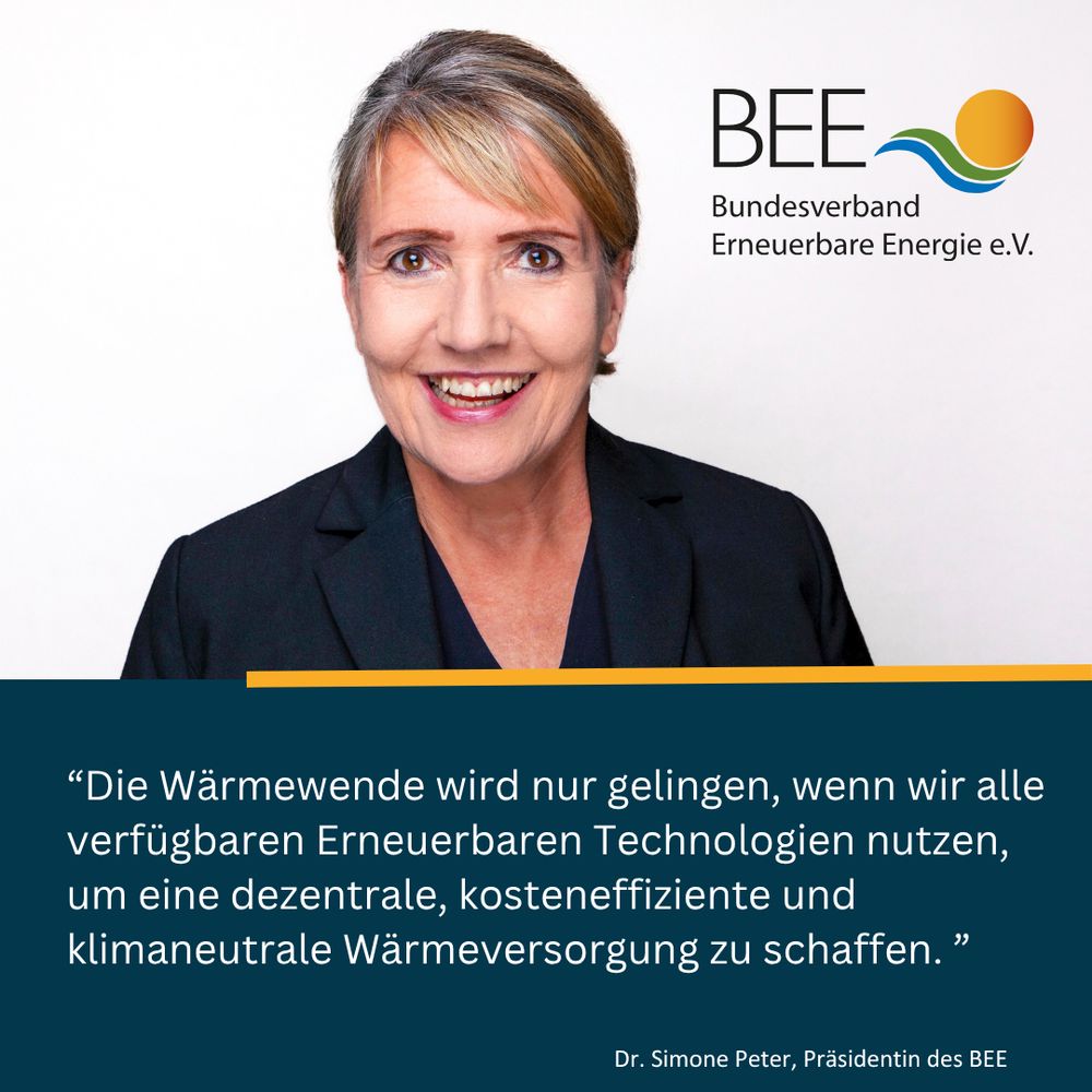 Porträt von Dr. Simone Peter, Präsidentin des Bundesverbands Erneuerbare Energie e.V. (BEE), daneben das Logo des BEE. Unten im Bild ein Zitat von ihr: „Die Wärmewende wird nur gelingen, wenn wir alle verfügbaren Erneuerbaren Technologien nutzen, um eine dezentrale, kosteneffiziente und klimaneutrale Wärmeversorgung zu schaffen.“