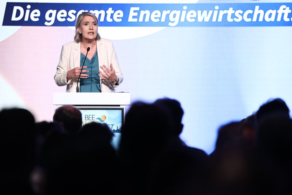 Dr. Simone Peter, Präsidentin des Bundesverbands Erneuerbare Energien steht als Rednerin am Pult und eröfnnet das BEE-Sommerfest 2025. 