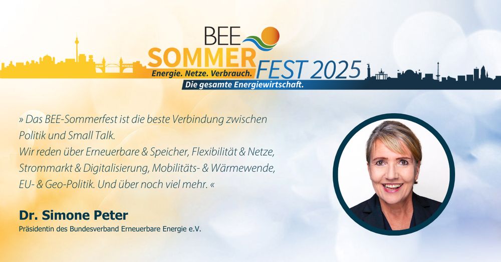 „Zitatkachel zum BEE-Sommerfest 2025 mit dem Titel ‚Energie. Netze. Verbrauch. Die gesamte Energiewirtschaft.‘. Im Hintergrund eine stilisierte Stadtsilhouette von Berlin. Links ein Zitat von Dr. Simone Peter, Präsidentin des Bundesverbands Erneuerbare Energie e.V.: ‚Das BEE-Sommerfest ist die beste Verbindung zwischen Politik und Small Talk. Wir reden über Erneuerbare & Speicher, Flexibilität & Netze, Strommarkt & Digitalisierung, Mobilitäts- & Wärmewende, EU- & Geo-Politik. Und über noch viel mehr.‘ Rechts ein Porträtfoto von Dr. Simone Peter in einem Kreisrahmen.“