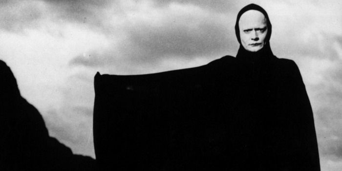 a imagem mostra uma cena do filme "sétimo selo" de Ingmar Bergman onde aparece o personagem caracterizado como "A morte"