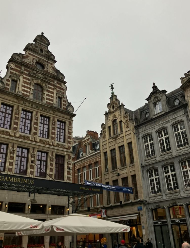 Foto 2 ingezoomd in een hoek van het plein, oude gebouwen, met op één gebouw… zie foto 3