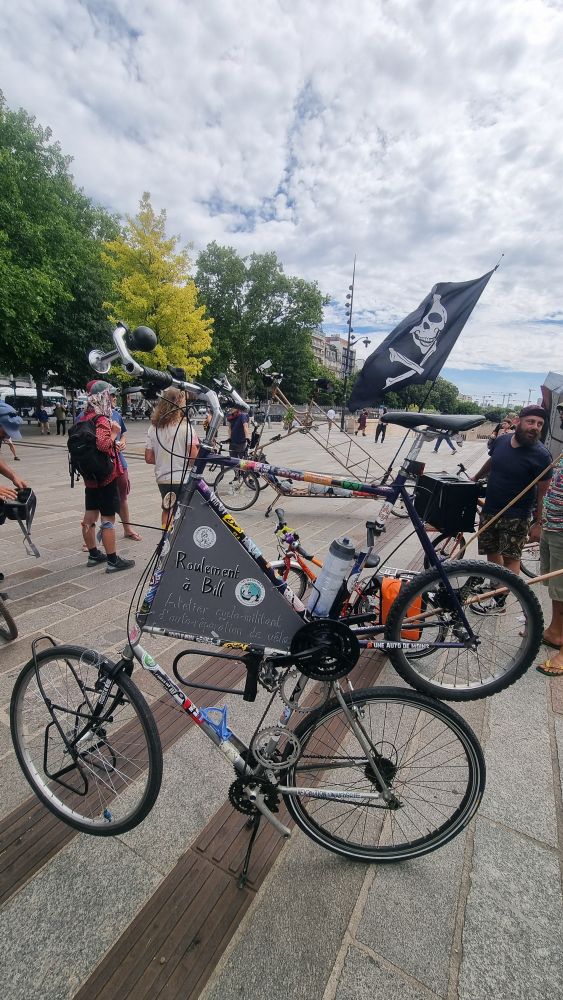 Tall bike gris avec panneaux de communication pour un atelier d’autorepation dans le cadre.