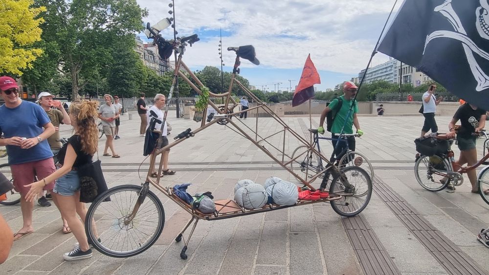 Le grand tall bike cargo de 2,10m de haut et 3,50m de long posé sur béquille centrale