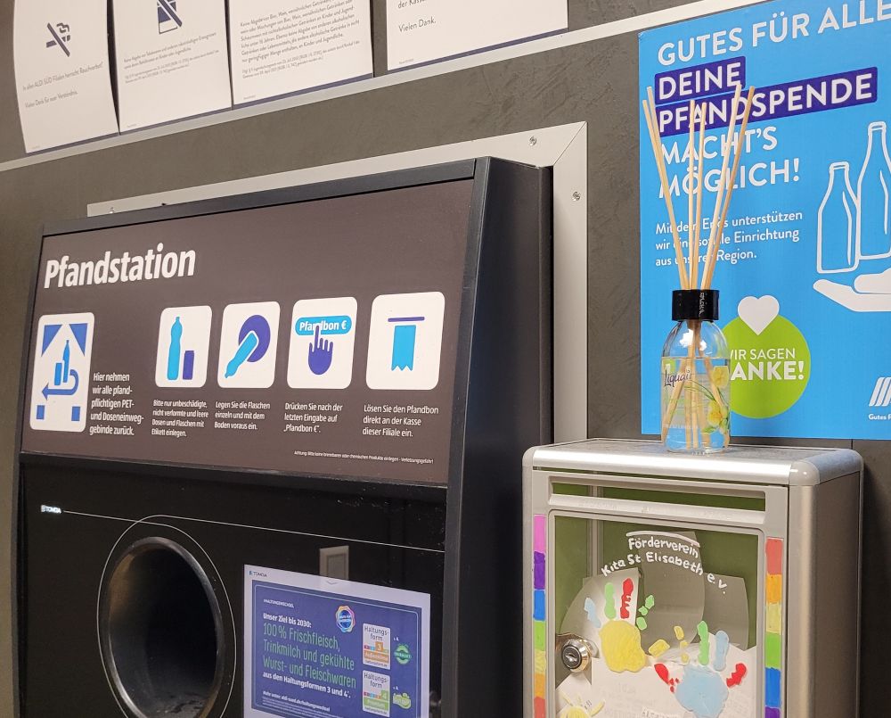 pfandautomat mit duftstäbchen daneben