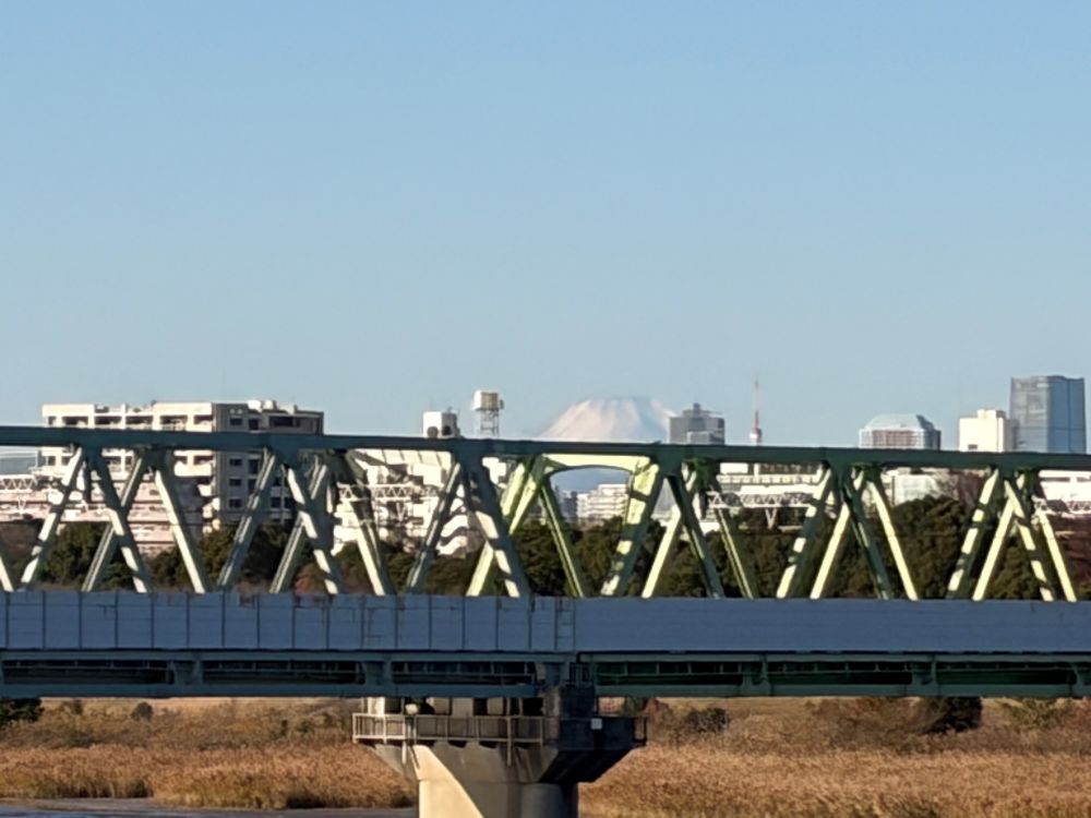 鉄道鉄橋越しに見える富士山。25年12月12日朝