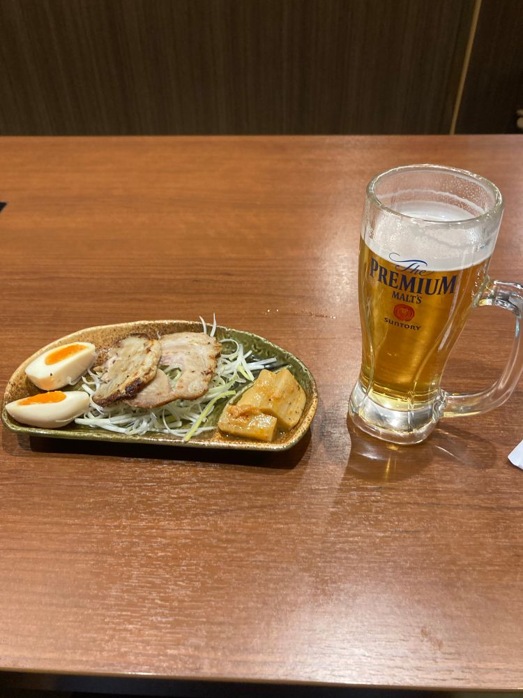 煮卵、チャーシュー、メンマの三種盛りをビールにて