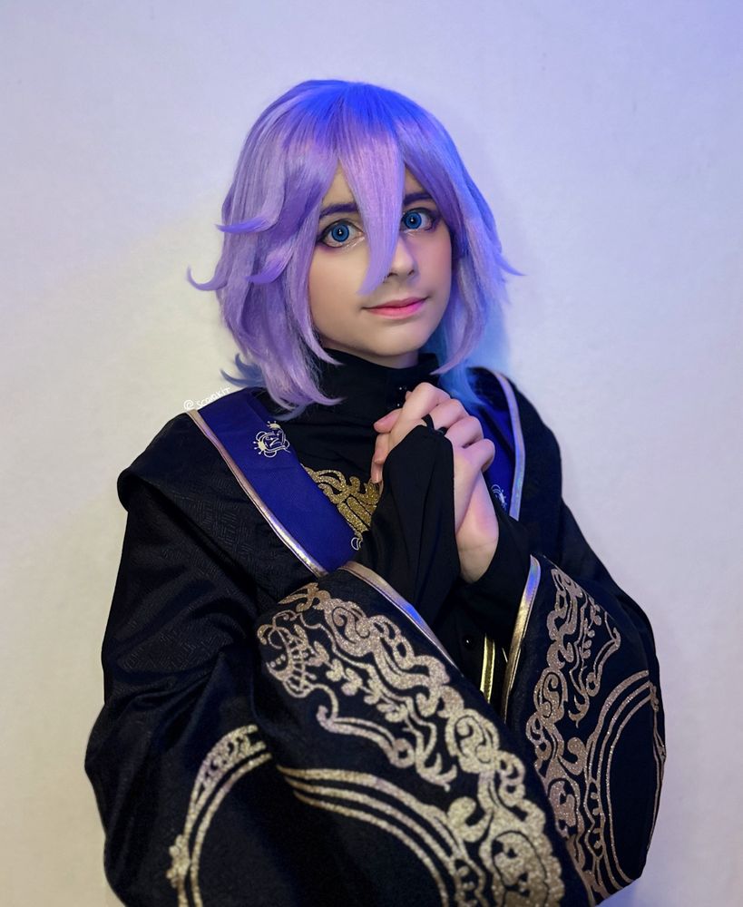 Epel Felmier cosplay from Twisted Wonderland. Hands together.