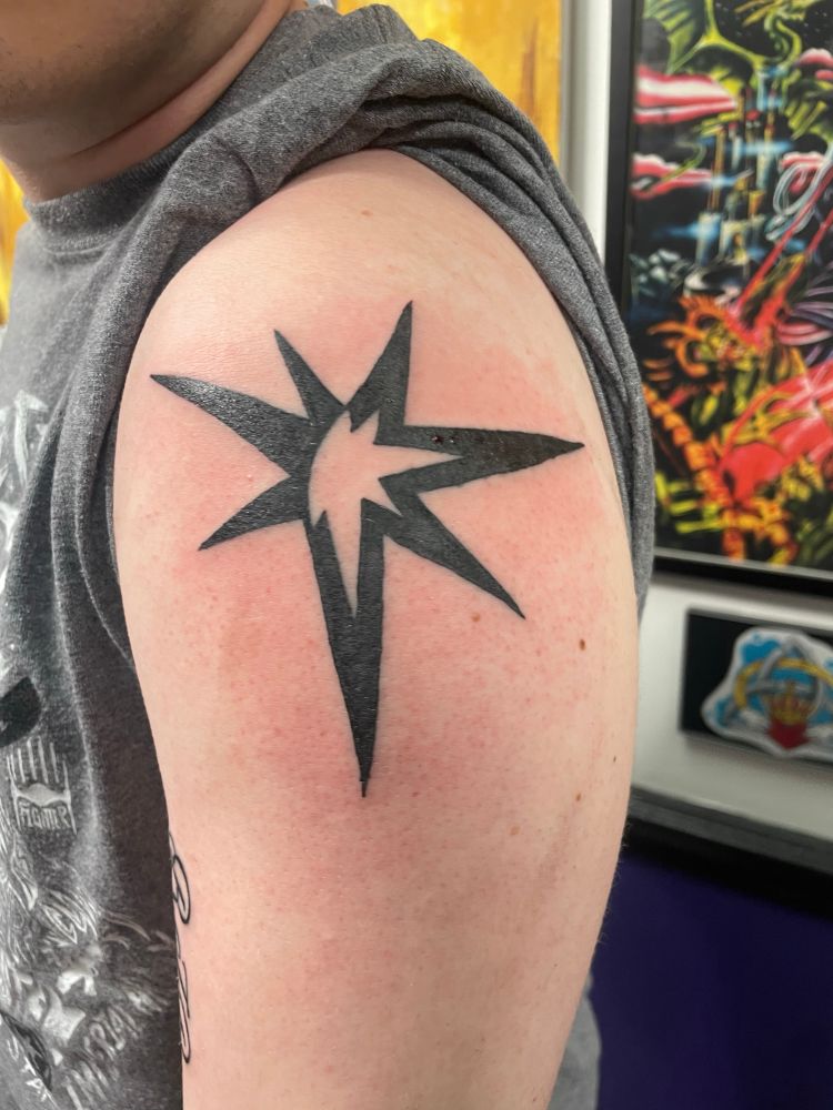 On my shoulder is a relatively large start with 7 points partially filled in with a blank space in the middle.