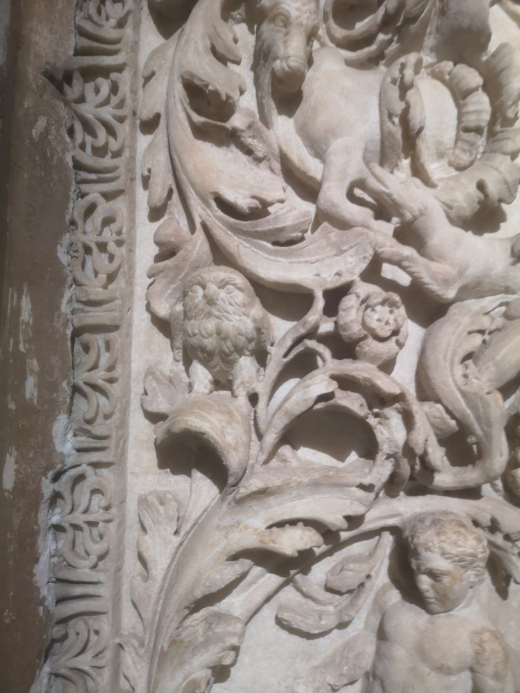 Größerer Ausschnitt des Reliefs mit der Eule, zu erkennen darüber noch eine Jagdszene mit Rind und Jagdhund, darunter der Oberkörper des Herakles aus der Szene mit der Hirschkuh. 