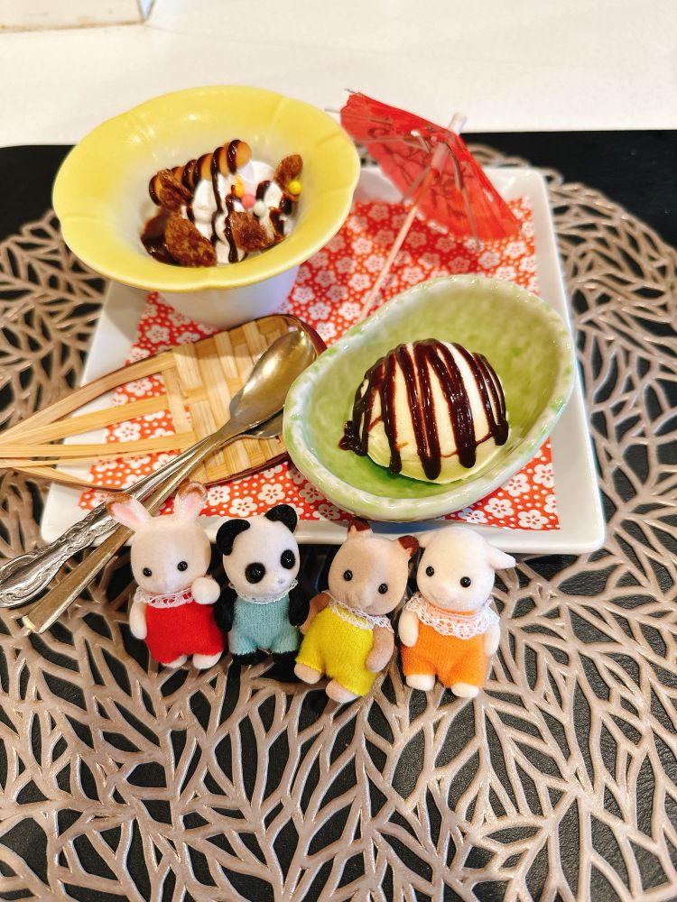デザートのいちごミルクゼリーパフェとチョコがけバニラアイスを背にしたシルバニア赤ちゃん(ショコラウサギの赤ちゃん、パンダの赤ちゃん、ハムスターの赤ちゃん、ヤギの赤ちゃん)