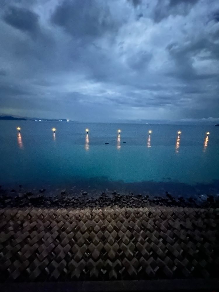 泊まっている部屋のバルコニーから見える夜の海