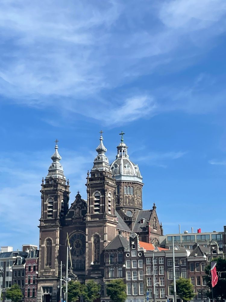 Photo of large church in central Amsterdam in between rows of houses