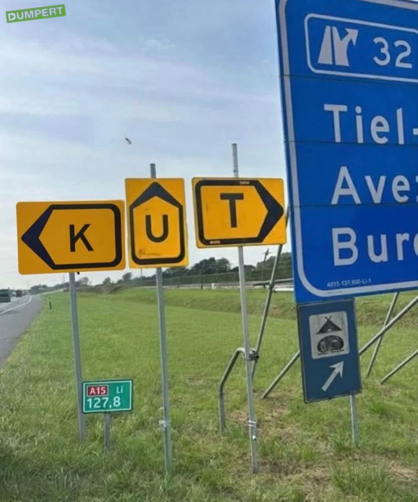 Omleidingsborden met de letters K, T en U, die zo zijn geplaatst dat ze het woord 'kut' vormen.