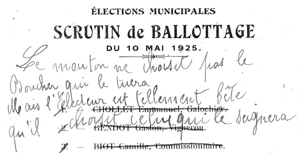 Bulletin de vote. Les noms de candidats sont rayés. L'électeur à ajouté : le mouton ne choisit pas le boucher qui le tuera mais l'électeur est tellement bête qu'il choisit celui qui le soignera.