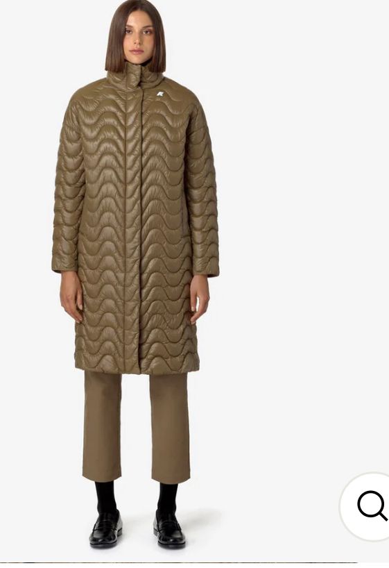 Image d’une mannequin portant un manteau marron de la marque Kway, à l’esthétique douteuse  