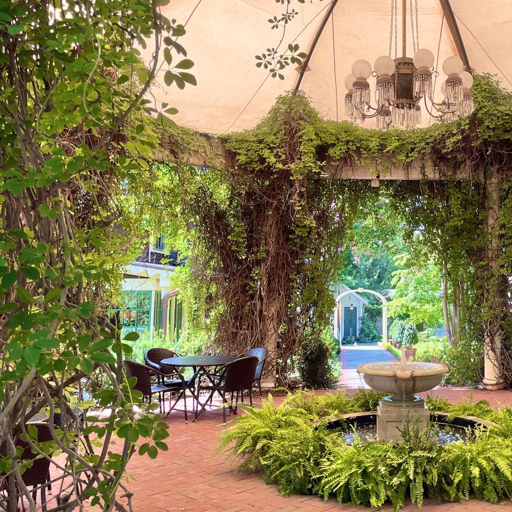 The perfect hidden outdoor pergola at The Inn at Little Washington, Virginia. The adjacent Patty O’s Bakery makes the perfect (eh hem, 3-star Michelin!) croissants, paired with an espresso or afternoon teas. 🥐☕️ Brick patio with fern-lined fountain, lounging chair and tables, vines wrapping up the pergola sides, and a large candle-lit chandelier.
