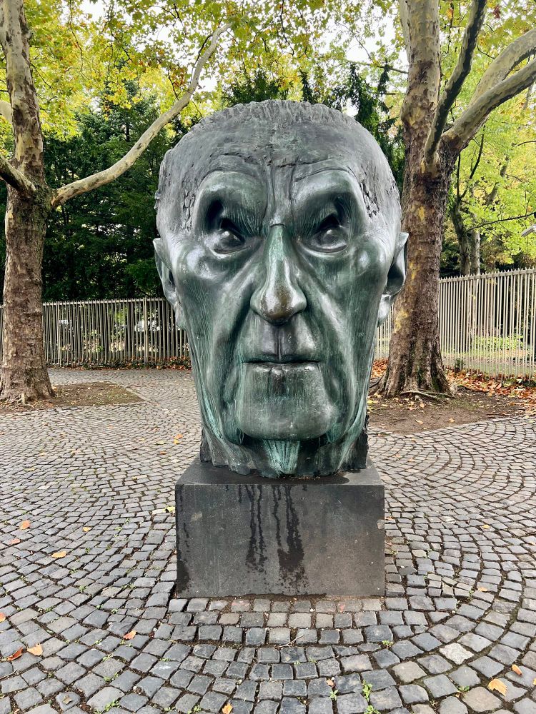 Statue des Konrad Adenauer Kopfs