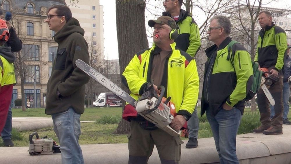 Thüringer Forstarbeiter protestieren mit Kettensägen | MDR.DE