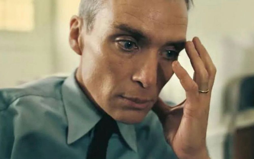 Foto aus dem Film Oppenheimer. Der Blick des Schauspielers sieht aus als würde er denken „wir sind alle verloren“