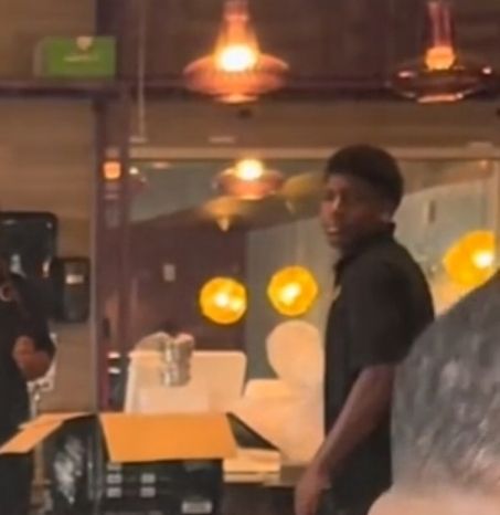 recorte com zoom do homem aparentemente calmo, sem expressão