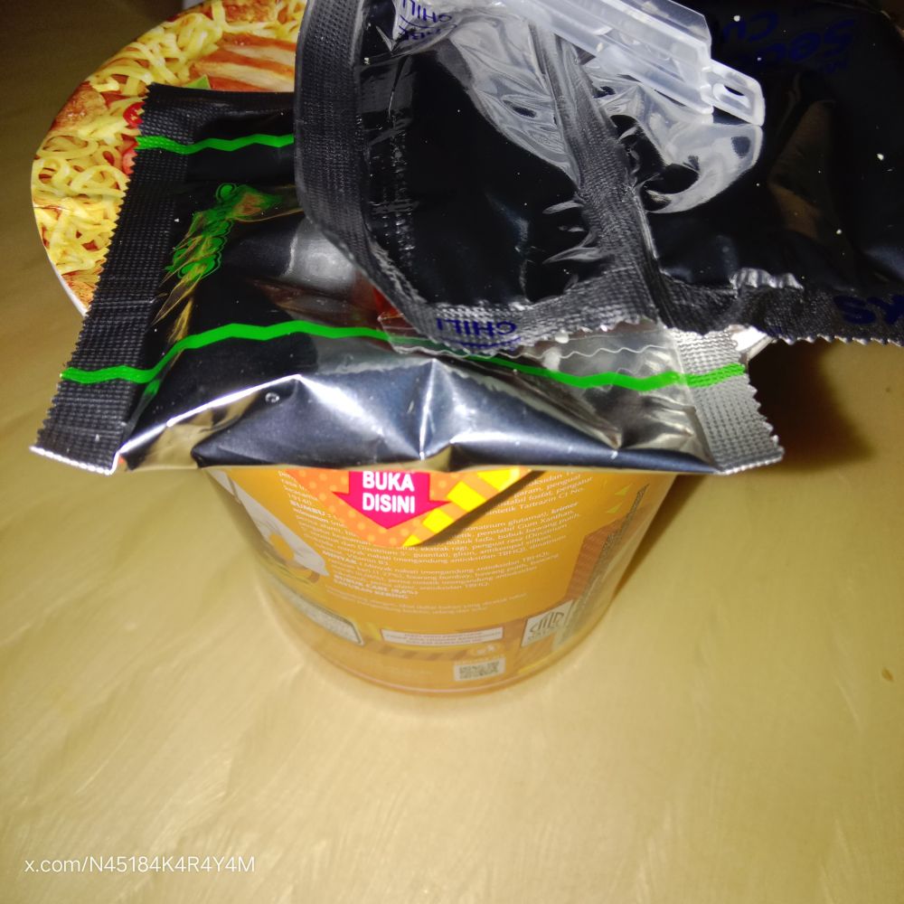 ​这是品牌名为Sedaap的方便面包装，口味是特制咖喱。这种包装的方便面在下雨天非常容易带去办公室。