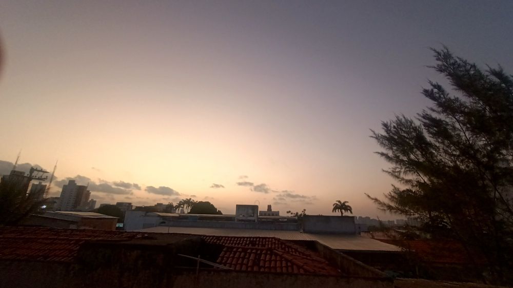 Hoje foi um daqueles dias que não consegui dormir.
Então, nada melhor do que ir para janela ver o nascer do sol.