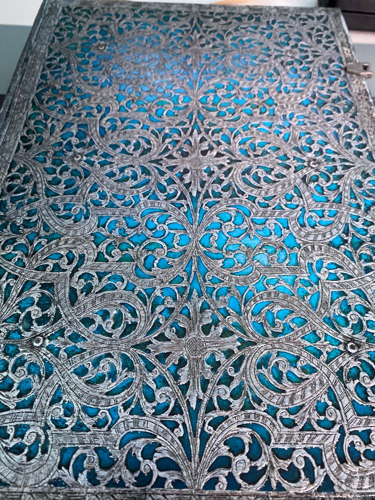 Libreta paperblanks con portada azul cielo, decorada con intrincados diseños en plata