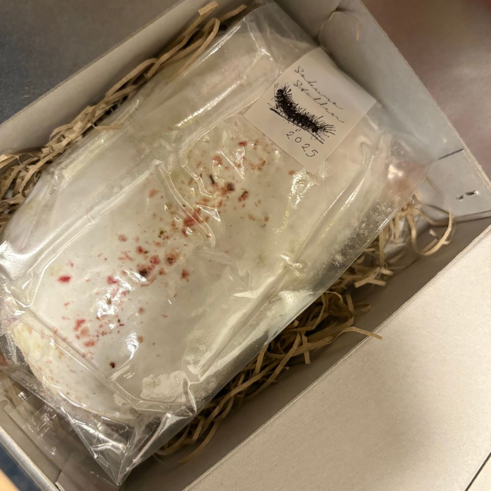 シュトレンが箱に入ってる
ラベルに桜毛虫のイラスト