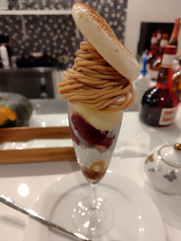 アトリエコータのモンブランカシスパフェ