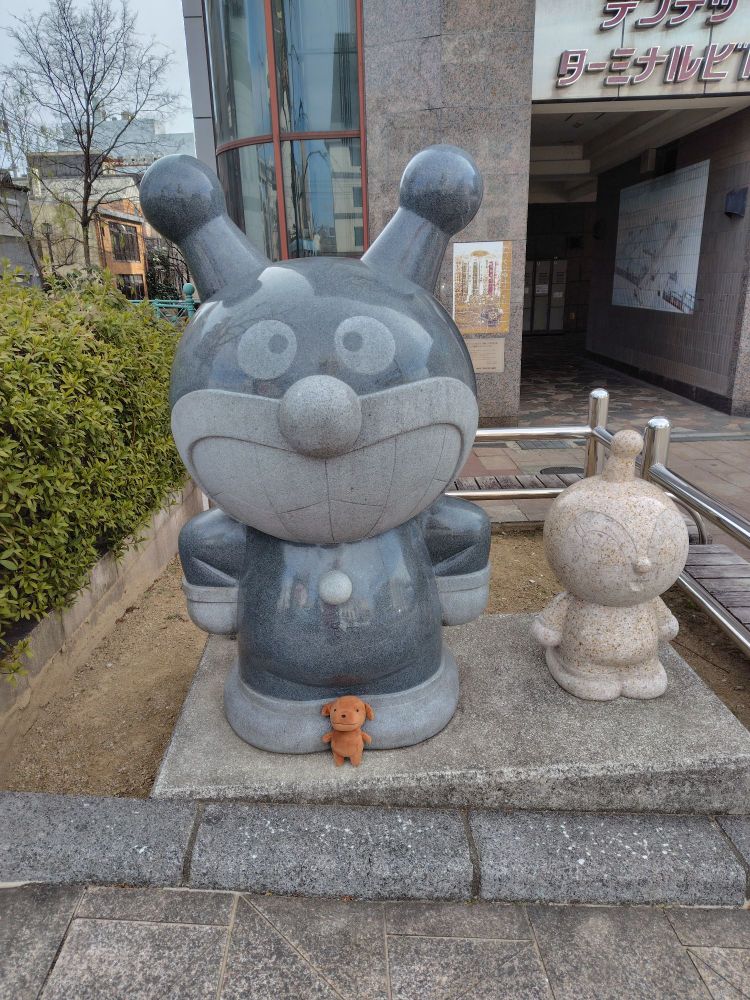 ばいきんまん＆ドキンちゃんの石像と小さい犬のぬいぐるみ