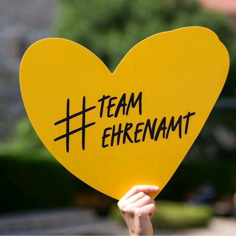 Gelbes Herz mit Aufschrift TeamEhrenamt
