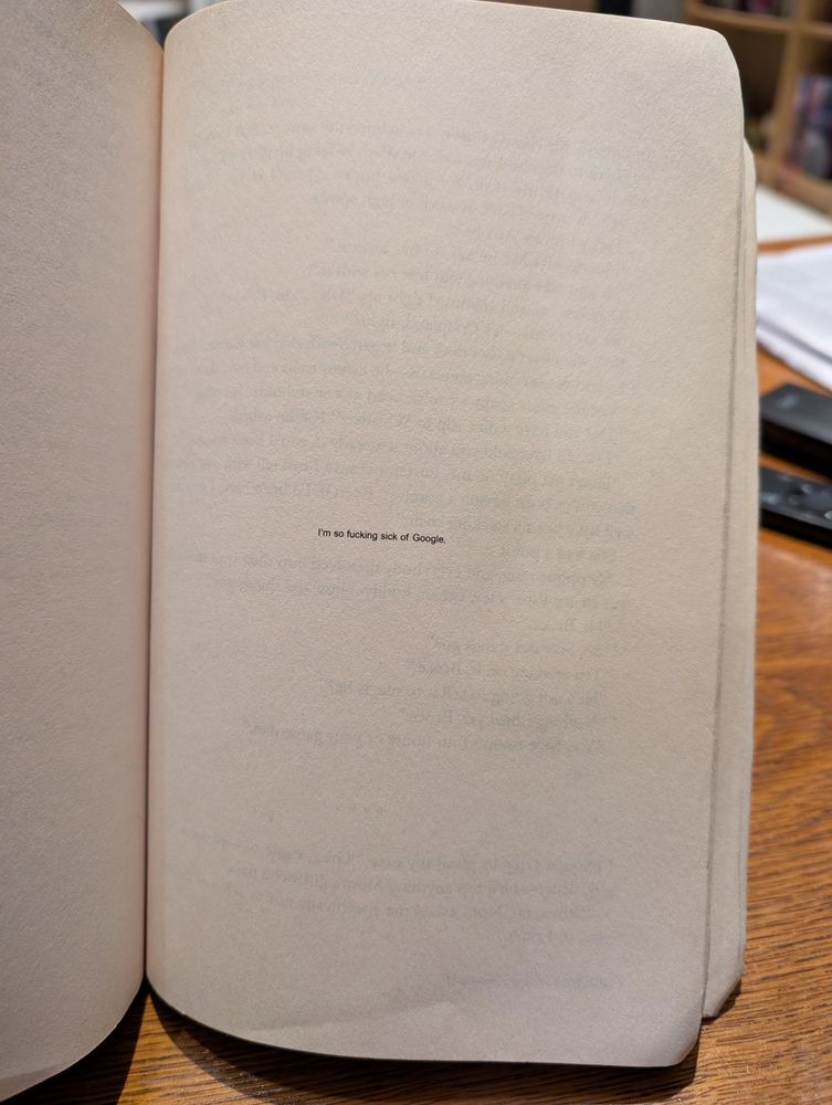 Foto av bok med ei nesten heilt tom side. I midten, i lita skrift: I'm so fucking sick of Google.