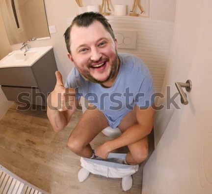 Typ von oben auf Kackbalken hockend fotografiert gibt den Daumen hoch, Grinsegesicht von Sebastian Lege drauf montiert