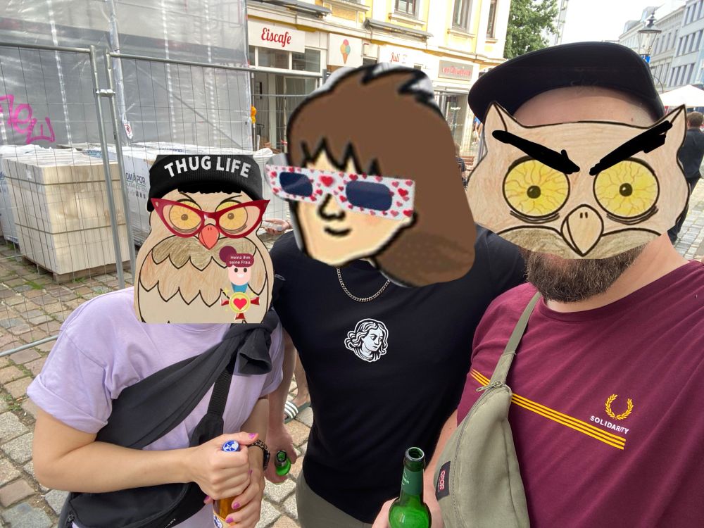 Drei Personen mit Getränken in der Hand machen ein Gruppenselfie. Links Avatar von KarachoBjörntje, Mitte Tarzan, rechts KarachoHeinz 