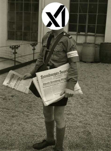 Ein Hitlerjunge verteilt Zeitungen, sein Kopf ist ersetzt durch das xAI-Logo