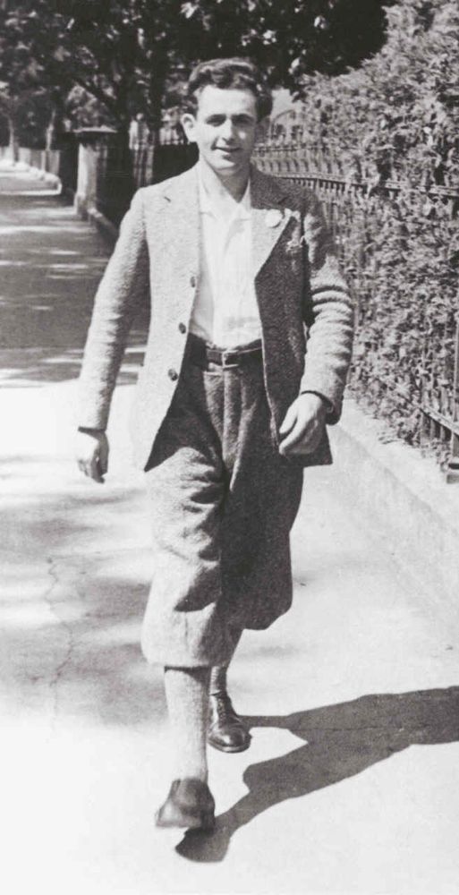 Georg Elser läuft dem Betrachter entgegen, er wirkt fröhlich und beschwingt