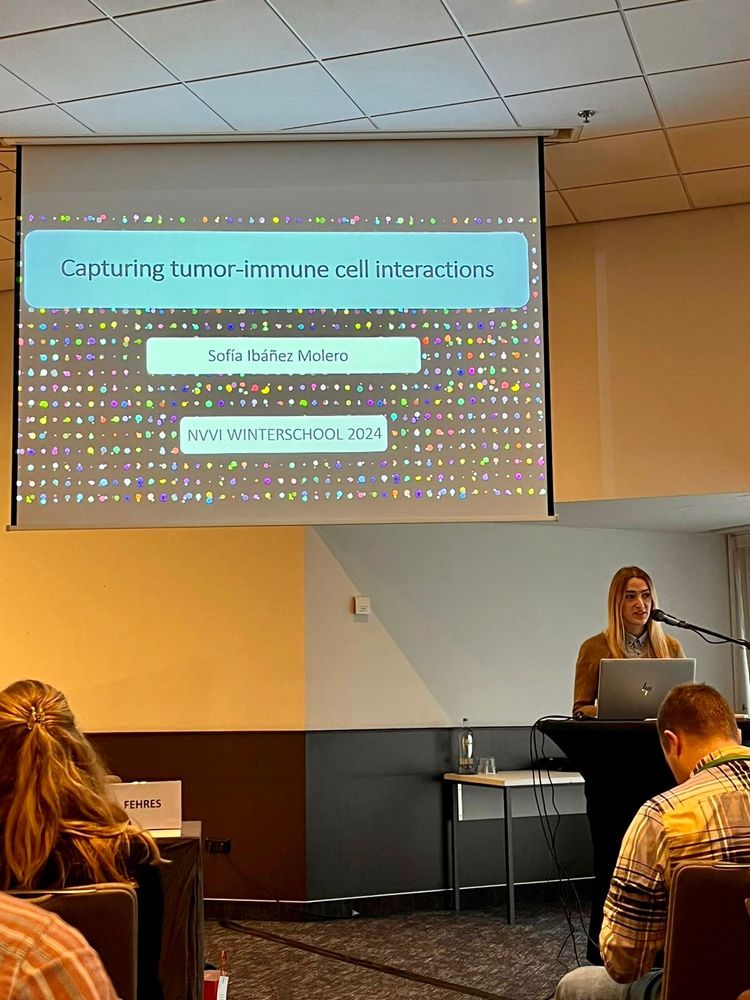 Sofía Ibánez-Molero in front of her title slide ‘Capturing tumor-immune cell interactions’.