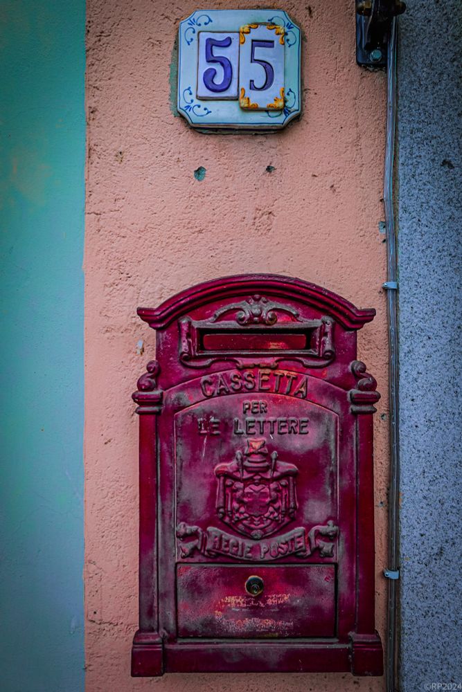 Roter Briefkasten im Stil des Neoklassizismus (?). 