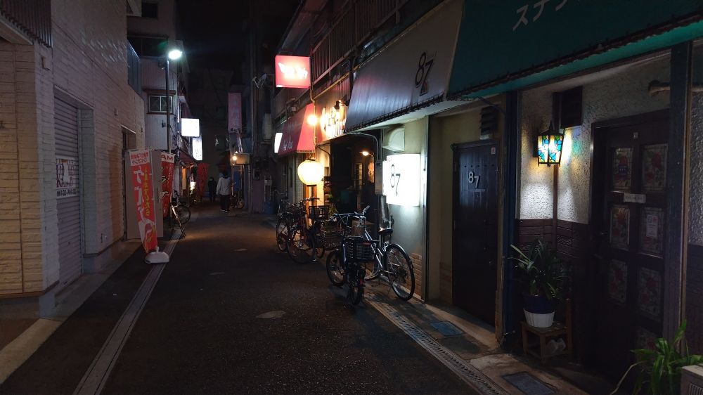 京急線八丁畷駅近くの路地裏飲食店