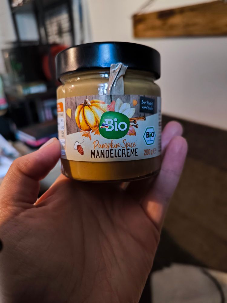 Ein Glas von pumpkin spice mandelcreme von DM bio