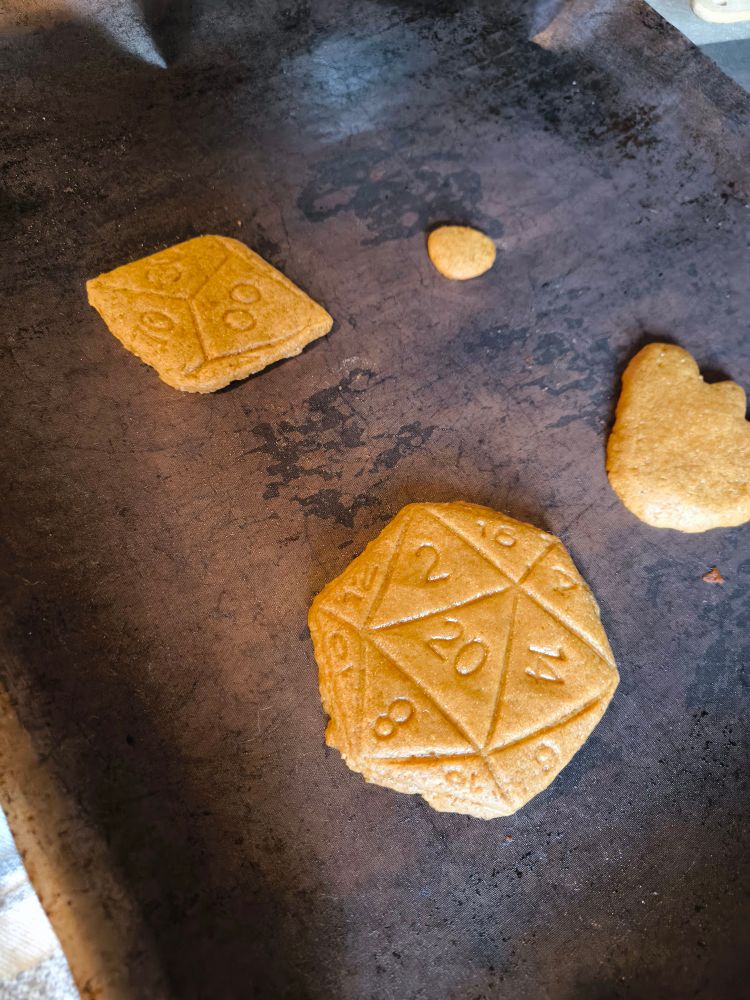 Lebkuchen auf einem blech. Einer ist in einer w20 Form, einer in ner w100 form
Ansonsten liegen da noch ein kleiner kleks restteig-keks und ein Pacman geist